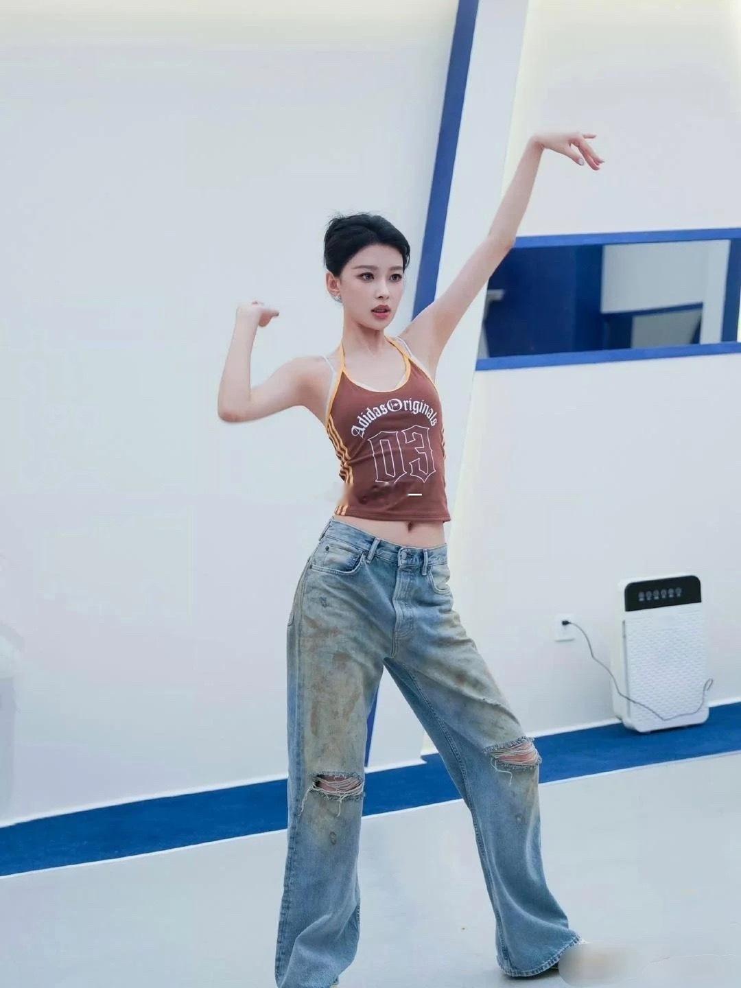 感觉孙怡真的是女明星里穿脏脏裤最时髦的女人了！