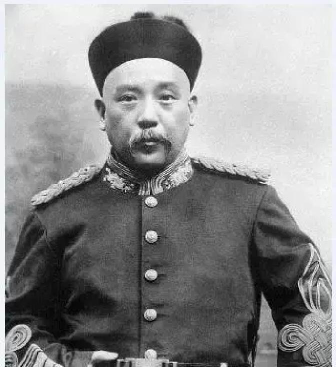 1916年6月6日凌晨，中南海居仁堂依旧灯火通明，病床上的袁世凯已经走到生命尽头。这个曾经把清王朝送
