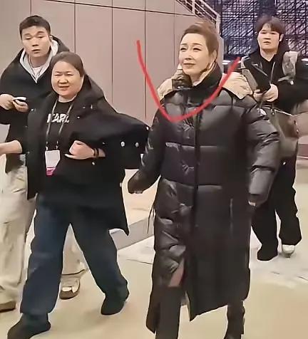 她70岁了，但你敢信吗？那张脸和身材，比20岁女孩都紧致饱满！几十年前她电影