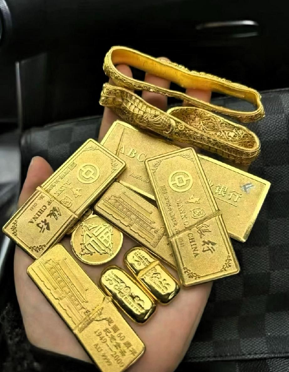 手里有黄金的人，奉劝大家一定要沉住气，7月30日，金价已经从892直跌到了