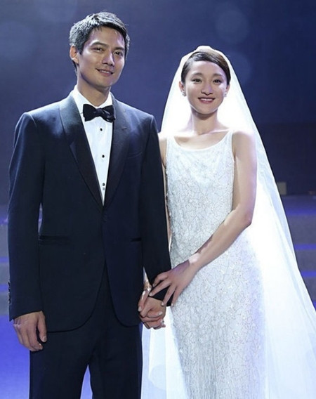 2014年，高圣远仅用了一场简单到不能再简单的婚礼就把周迅娶到了手，甚至连婚礼的