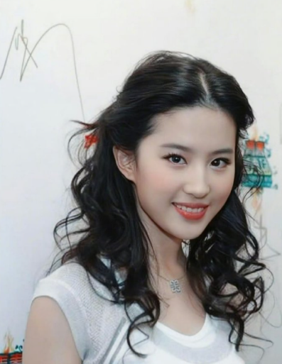 没认出这是刘亦菲，状态真好，最近瘦了很多，亮相阿布扎比F1活动，全身LV加持，好