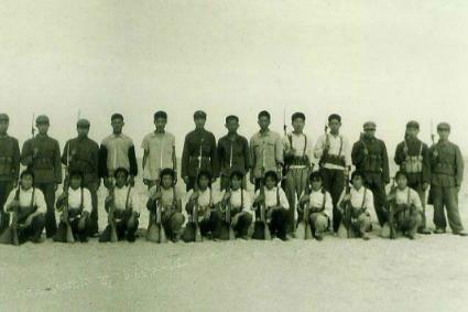 70年代民间遍地是枪，除了私人拥有的土枪外，武装部还把军用枪支发放到各村庄，我们