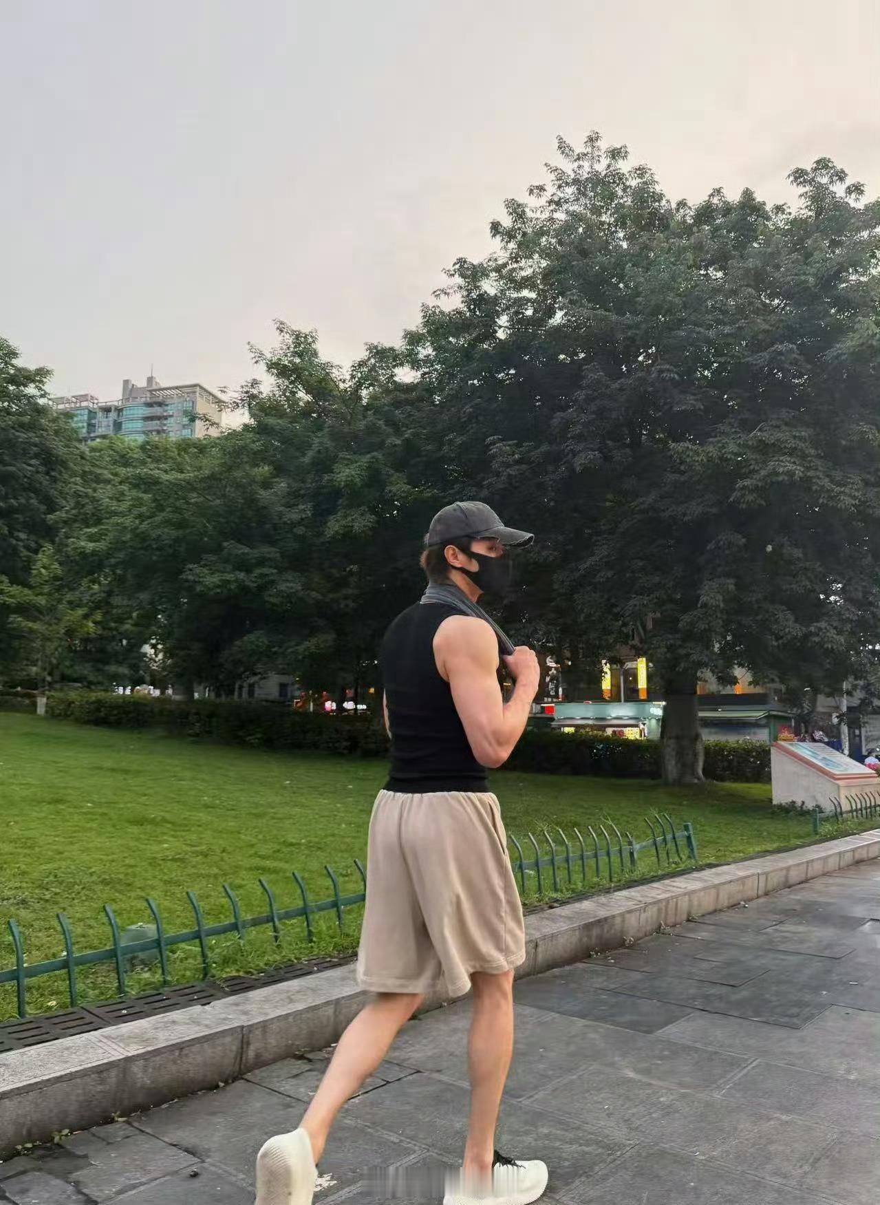 许凯缺一张腹肌照来补上