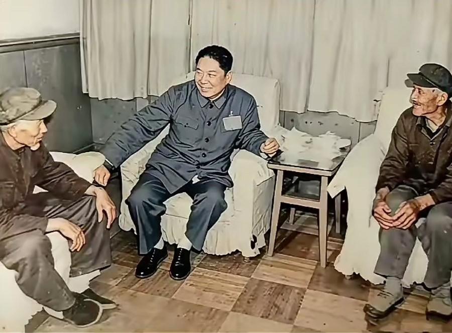 1983年5月的北京，阔别近半个世纪的重逢在此刻如约而至。杨得志将军端坐沙发中间