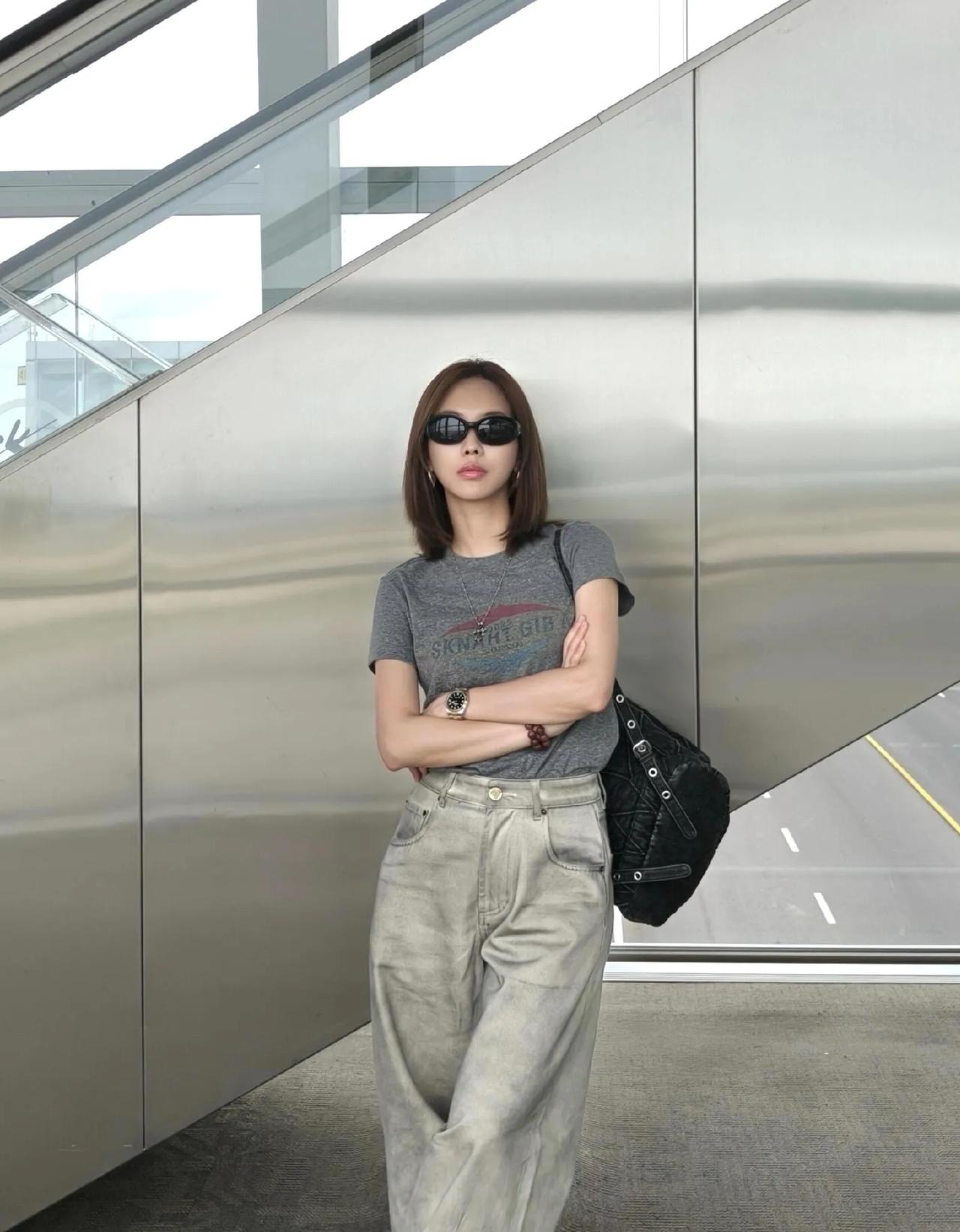 王霏霏的私服，把“松弛高级感”玩明白了！谁能想到简单的灰T+阔腿裤，能穿出