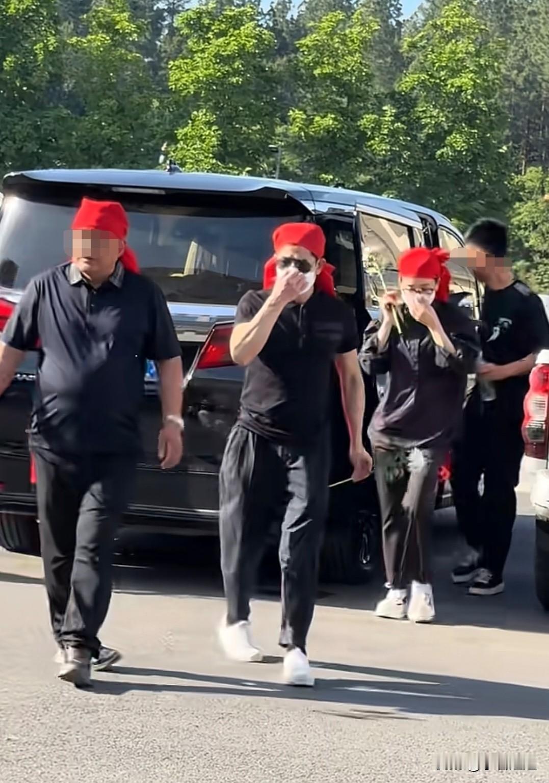明眼人都知道，不知道你们发现没？郭富城下车后特意绕到车尾等方媛这个细节，真的