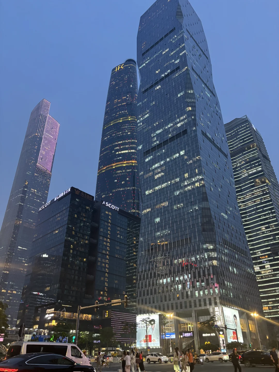 好多人来珠江新城都觉得这个楼好美