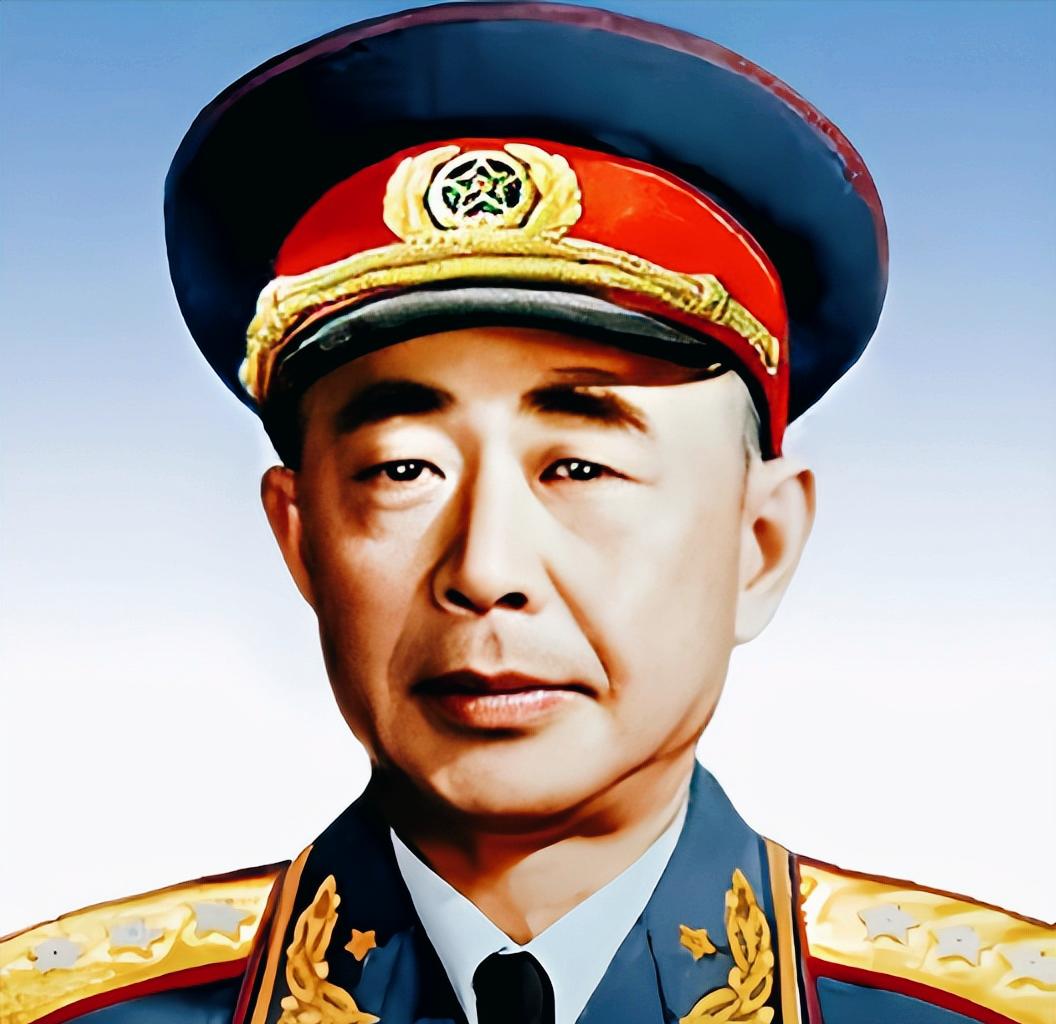 1941年12月，蒋介石在昆明接见黄埔系将领，只见将领们军装崭新，皮鞋锃亮，只有