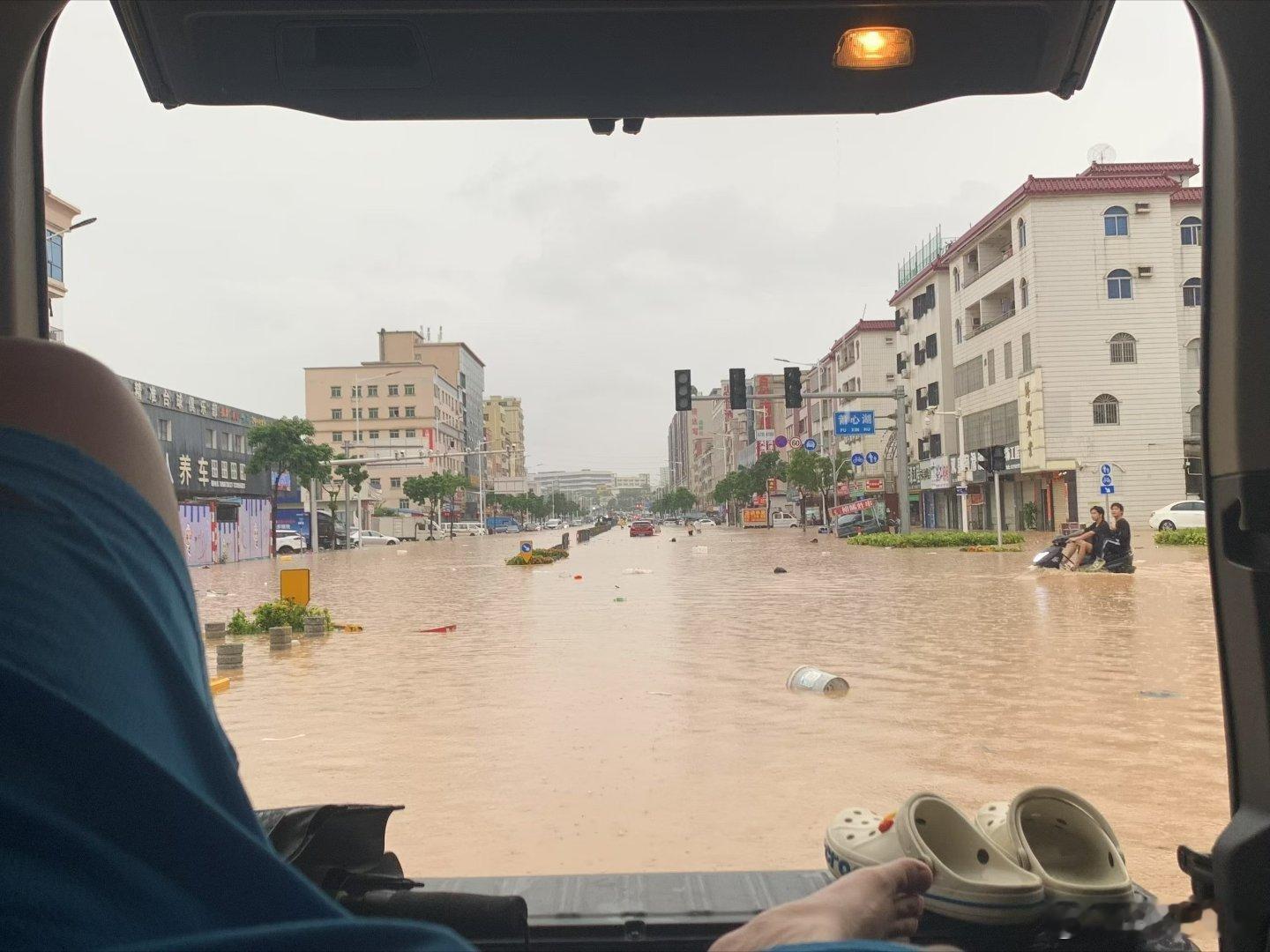 深圳暴雨居然都红色暴雨预警了吗[惊恐]在深圳的朋友跟狗蛋说出门就能看到海景了已经
