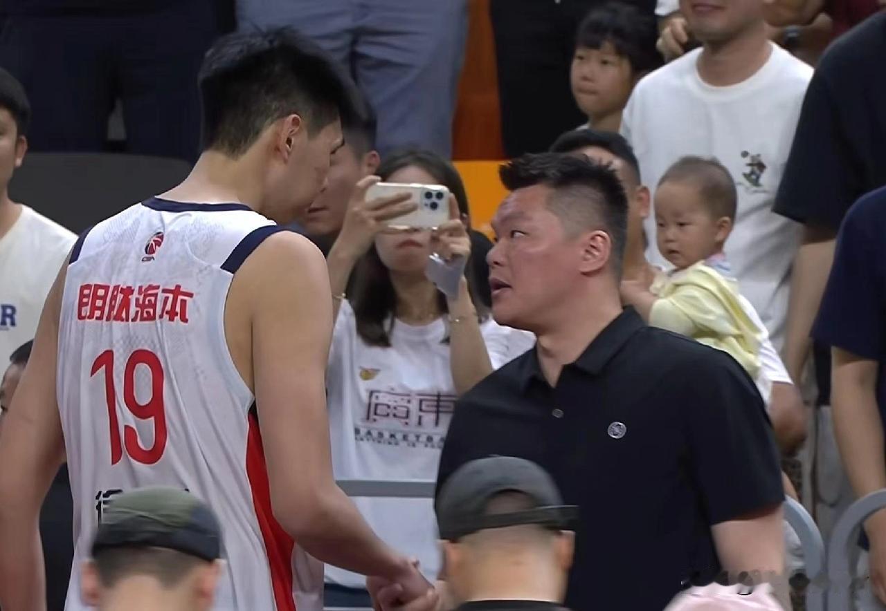 朱芳雨赛后开会。广东男篮在主场输给广州男篮，季后赛0:1落后对手！有现场媒体人