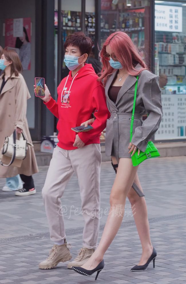 笑话：昨晚，婆婆突然拎着行李来了，说:“以后就在这住了，你们工资都给我管，我来安