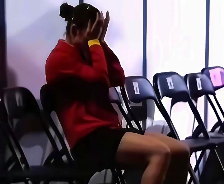 陈梦那场决赛我至今记得清清楚楚。金牌挂在脖子上，国旗升到顶端，底下却飘着倒