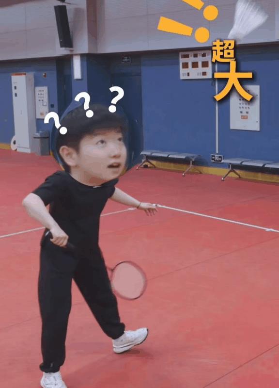 莎莎打羽毛球啦，乒里乒气的！孙颖莎和李拉森一起打羽毛球，各种工具，各种玩法，两