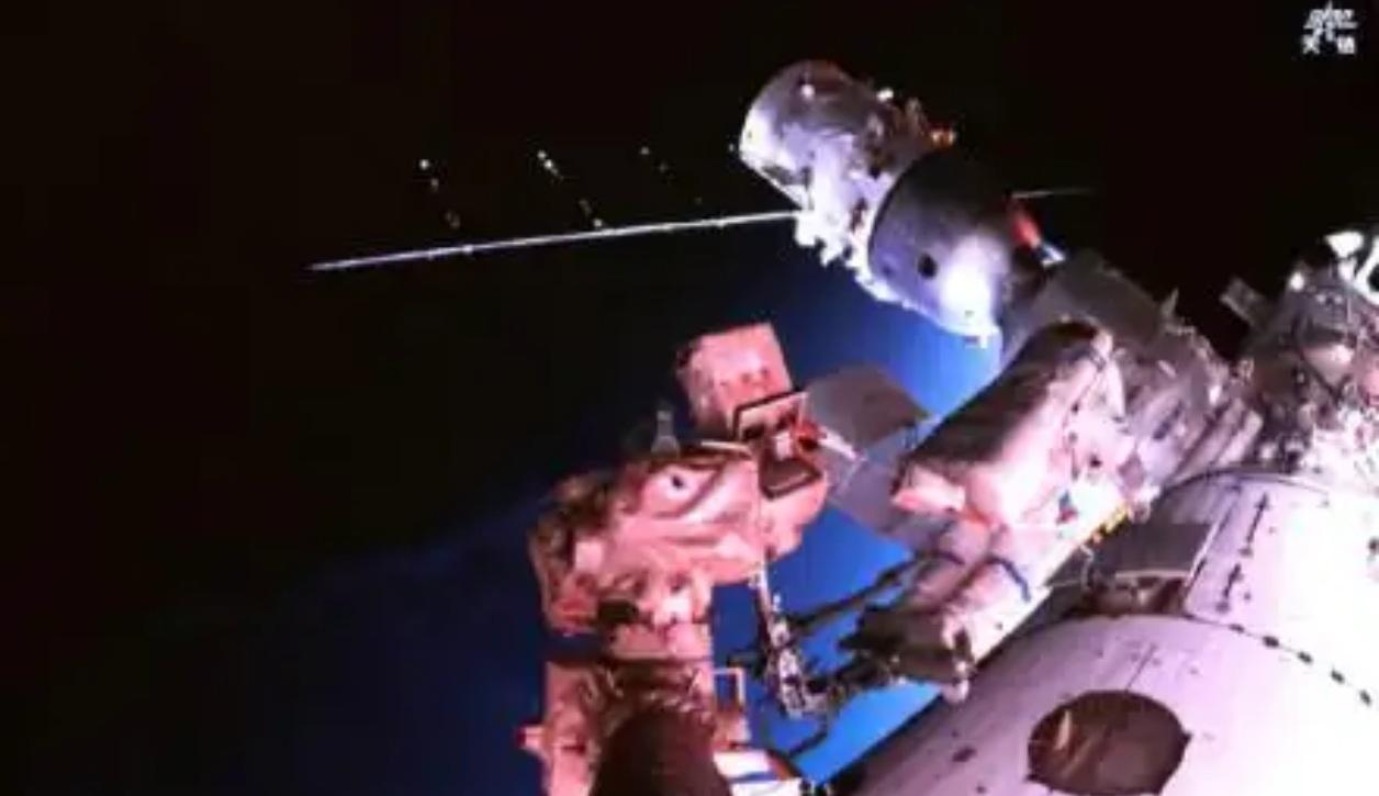 🔥凌晨刷屏！神舟二十一号第三次出舱圆满成功，张陆7次出舱创纪录！就在今天