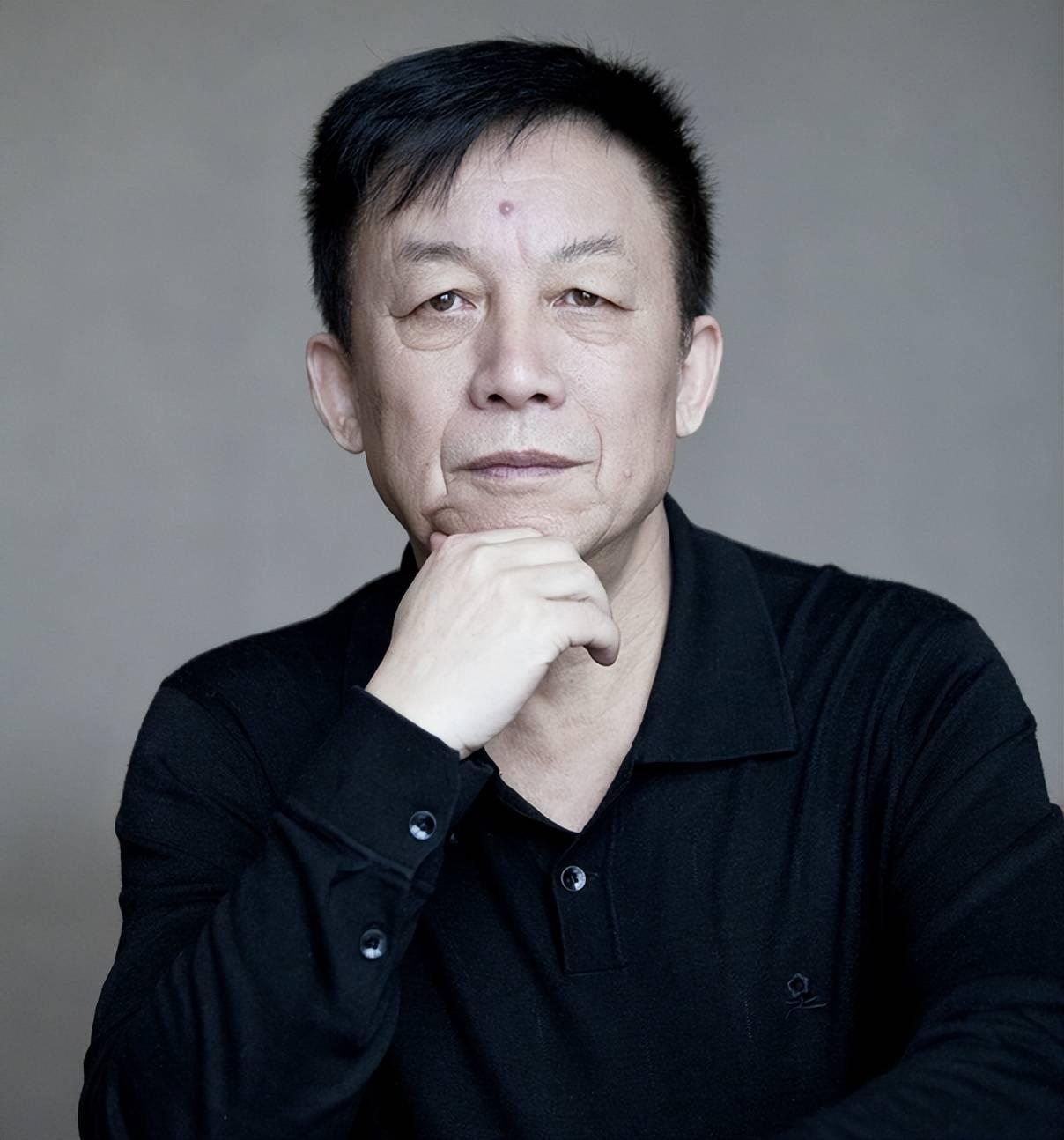 易中天问董宇辉：“知道霍去病为什么死得那么早吗？”董宇辉：“生病是天意，没办法的
