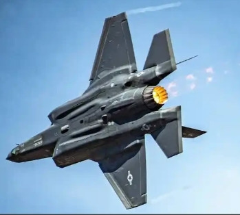 美国空军为什么要搞“双发”的F-35？说句难听的，因为老美目前，没有能打仗的空优