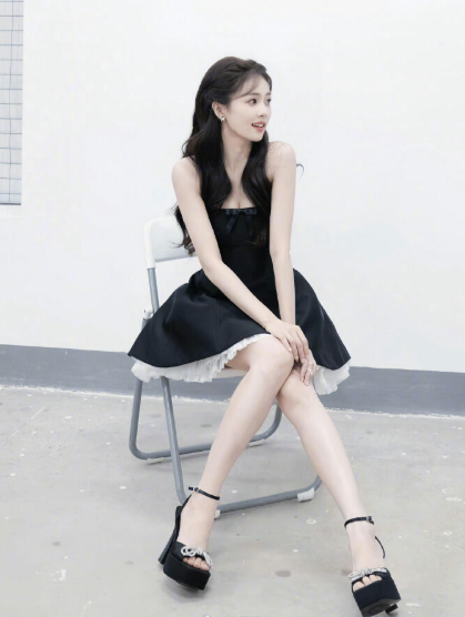 白鹿，黑色抹胸裙，真的好精致甜美​​​