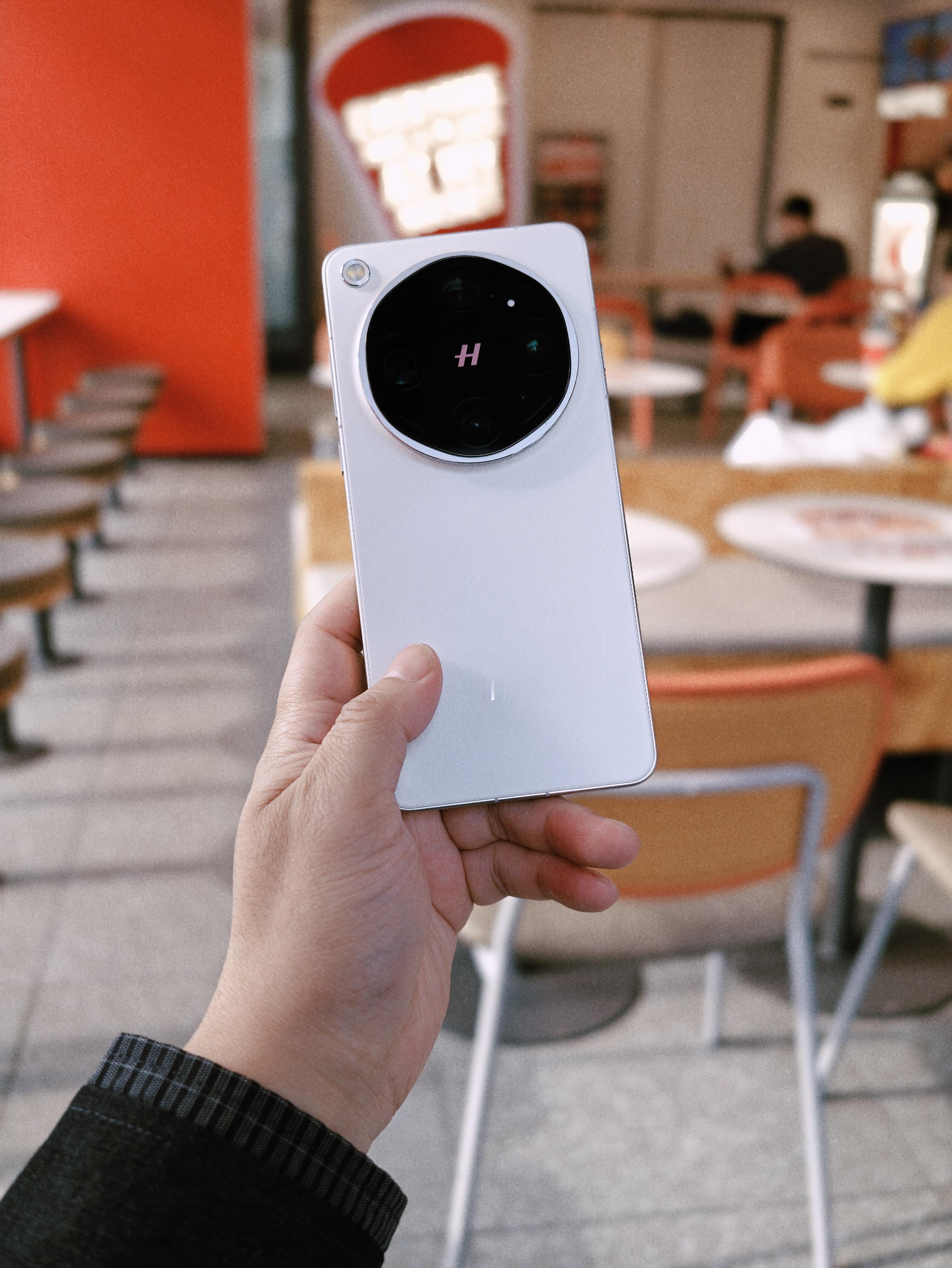 OPPOFindX9Ultra还得是白色～如果没有后面那个纹理就更好了