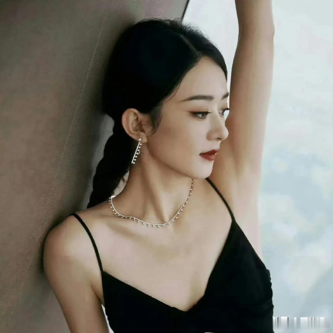 半个月前高定炸场，转头就穿吊带逛上海街头？赵丽颖这波直接把我看愣了！最近有网友在