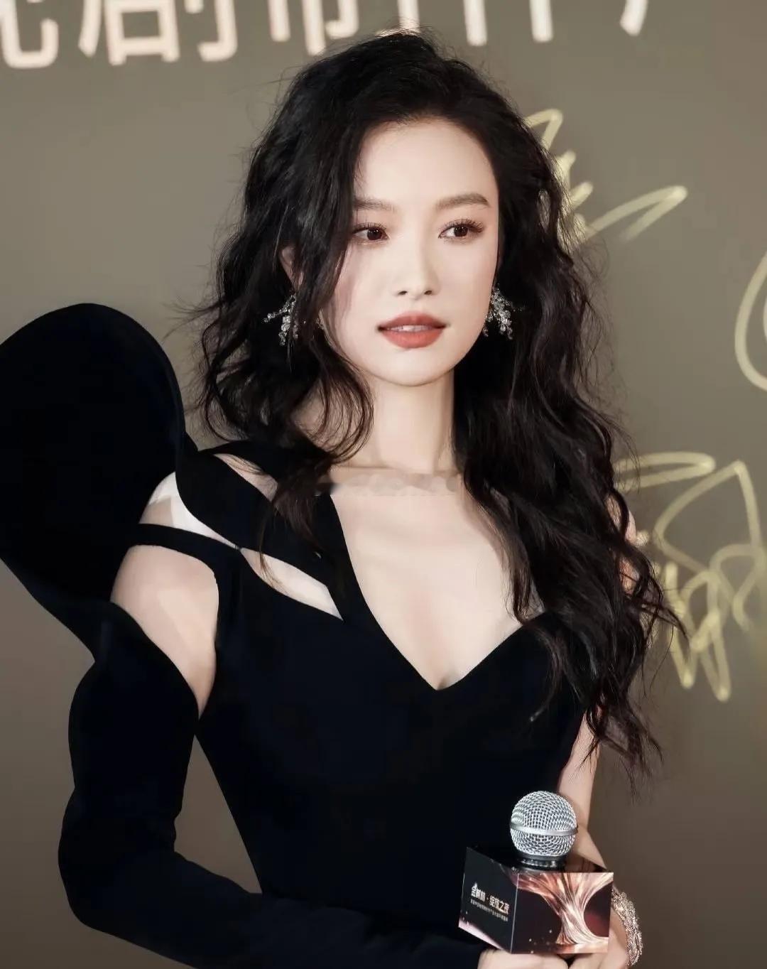 想过唐嫣会发声，也想过王家卫会解释，唯独没想到第一个发律师函的会是倪妮。《流金岁