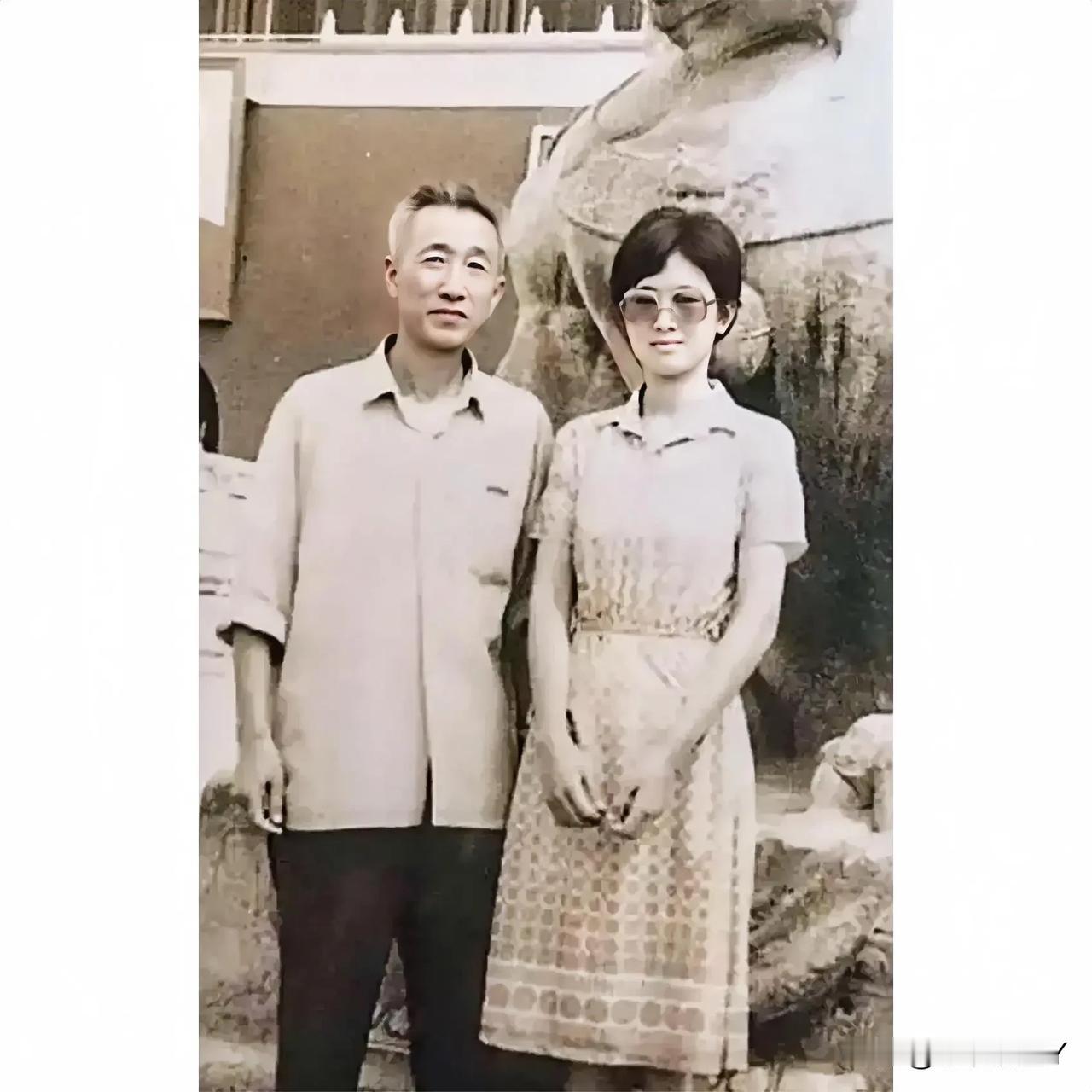 这张照片展现出了巩俐和父亲巩力泽上世纪80年代初在天安门前的情景，那时候的巩俐气