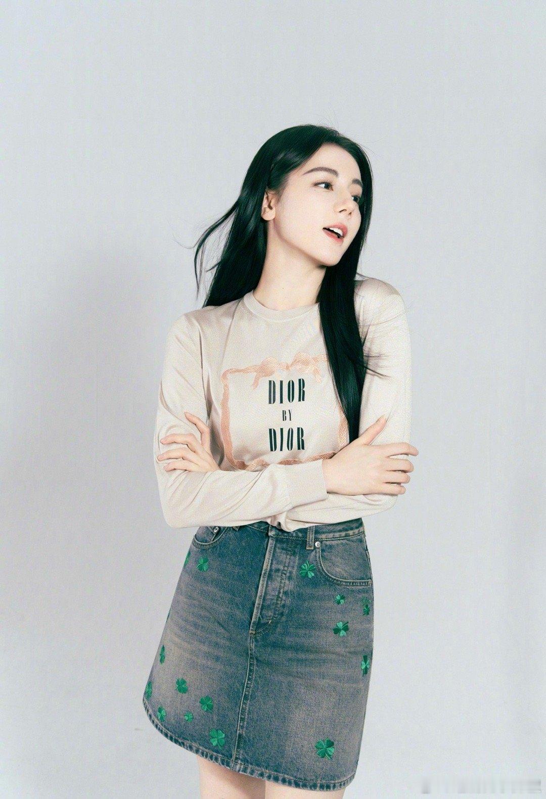 迪丽热巴最新物料，她在镜头前的这种松弛感~真天生女明星