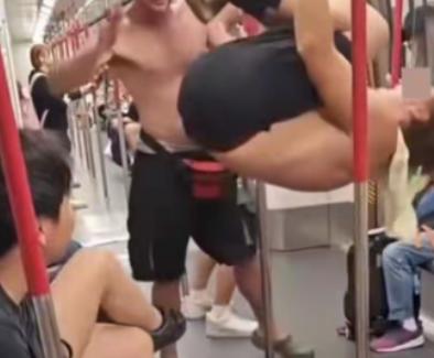 继外籍男子与女子在港铁内上演“活春宫”无人制止之后，一群赤裸上身外籍男子又在