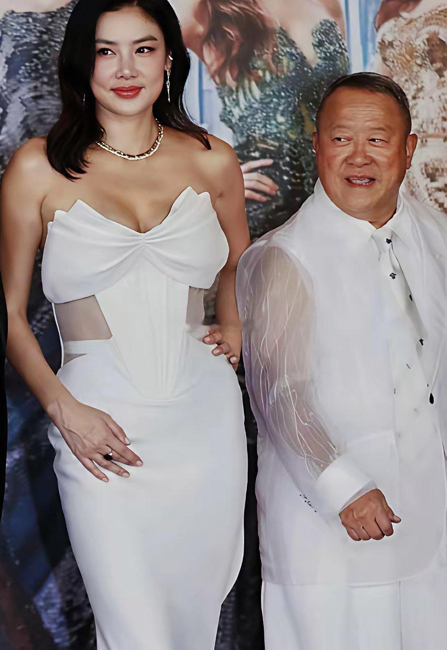 当年，香港小姐总决赛红毯现场乐基儿与曾志伟同台时的一幕​