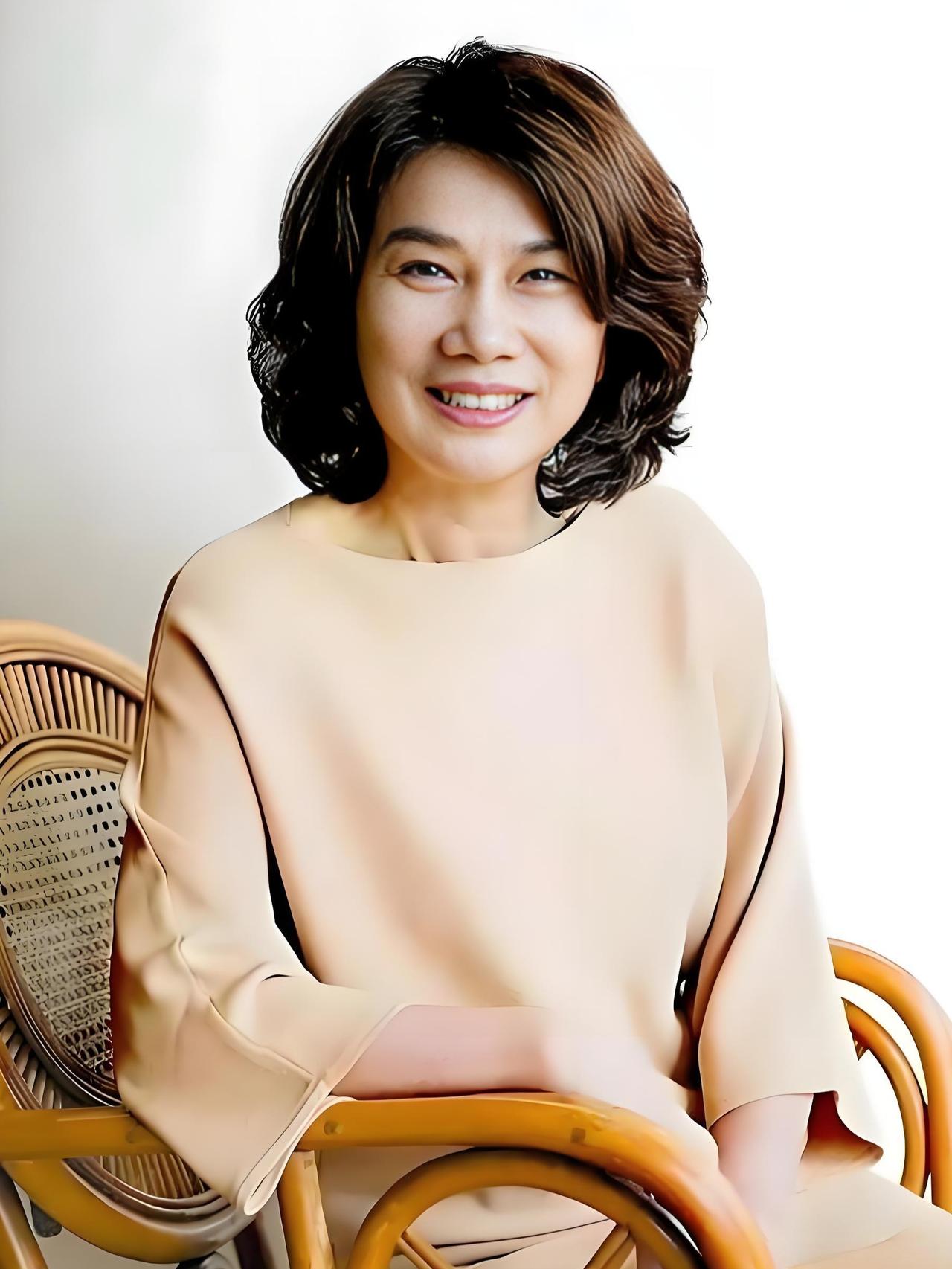 董明珠的经营理念：企业管理、产品开放、社会责任是值得大家学习的，她作为一个女人能