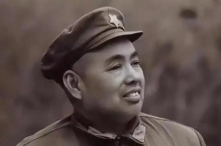 1963年春天，南京机场。许世友领着一批干部站在停机坪上，准备迎接新来的政委。他