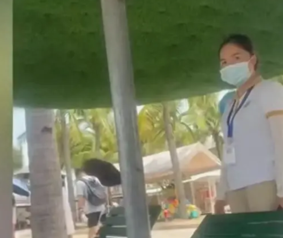 “活不起了？”一女子去三亚海边玩，见路边有沙滩椅，没想那么多就躺上休息。没想到刚