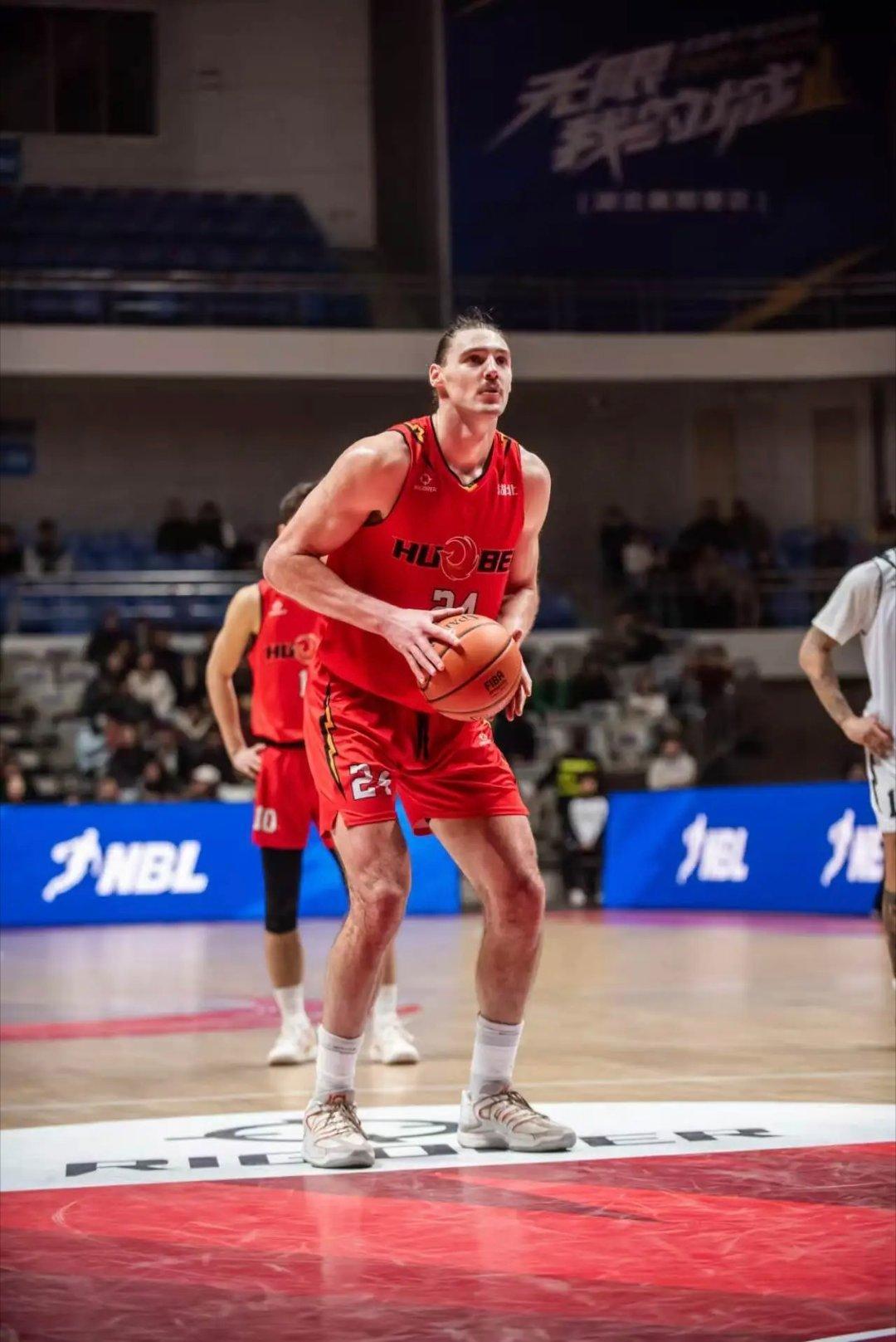 山东高速男篮签约的这个美男子贝利•斯蒂尔是混迹中国篮球职业联赛的常客在江西福建