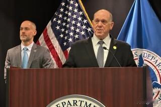 美国边境事务主管汤姆·霍曼（图1）在2月12日（周四）宣布结束明尼苏达州的移民镇