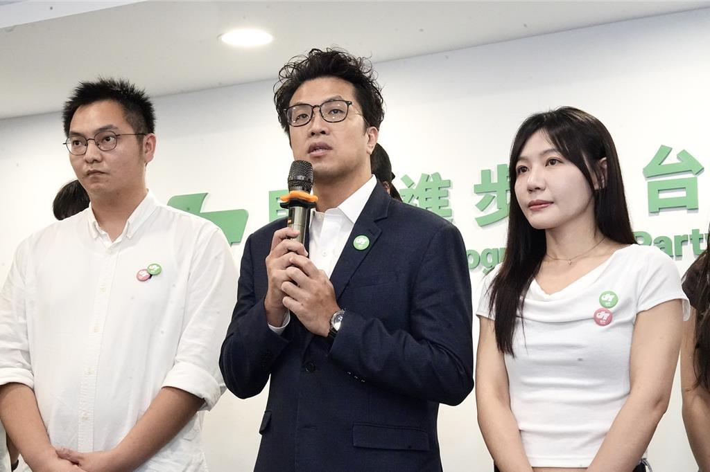 百年老店“东发号面线”因蓝绿参选人签名事件遭蓝营支持者出征，徐巧芯呼吁支持者不要