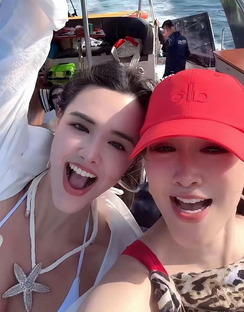 这一幕确实令人有些尴尬——钟丽缇的大女儿身着比母亲更为性感的服装，而继父张伦硕不