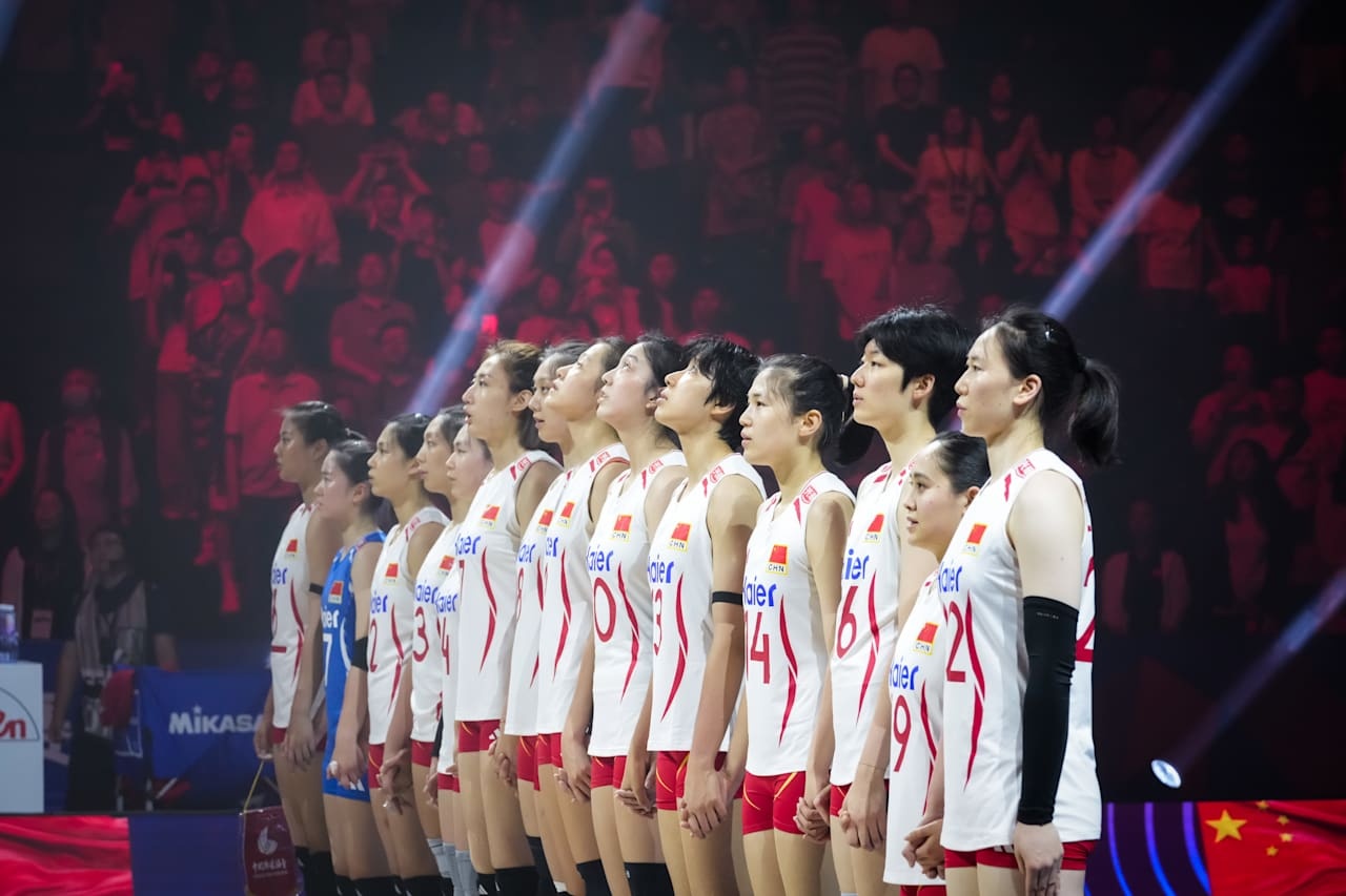 中国女排明天对阵塞尔维亚的名单变化：李晨暄重新进入14人名单，周页彤和金佳宝、王
