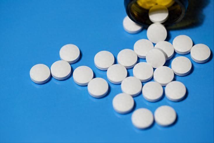 冠心病吃药太多不好？医生：核心药就2种，老人少吃药为好很多冠心病患者拿到处方