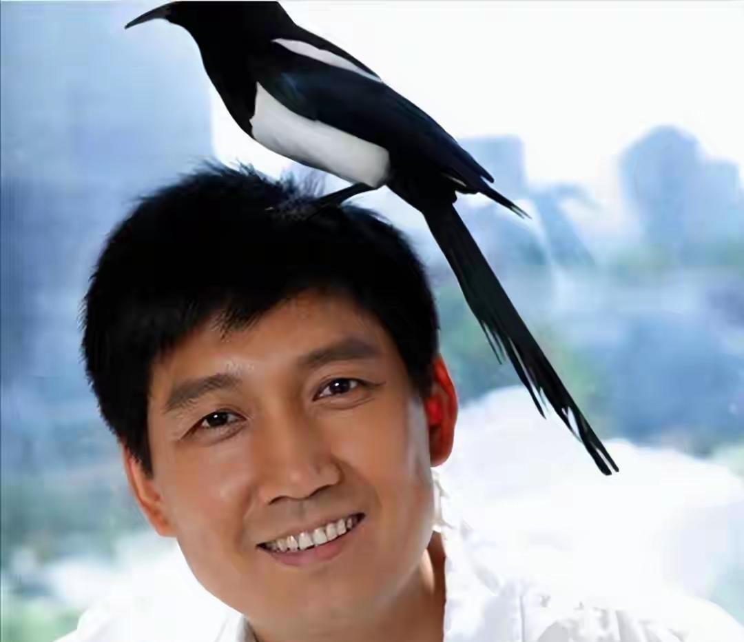 原来这个男演员已经离世3年了，他原本是电视台主持人，是后来转型当演员的。他的演