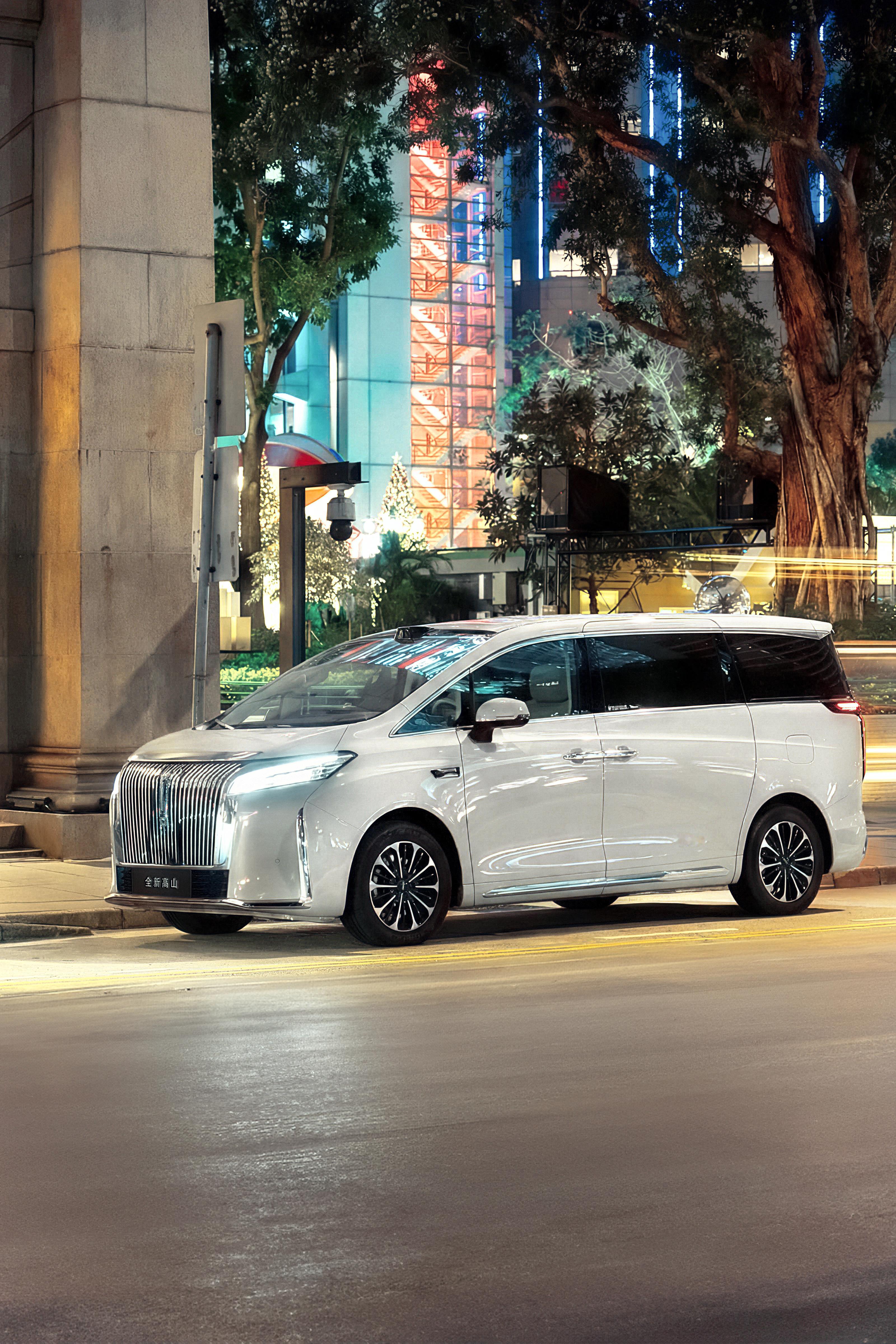 作为魏牌高山车主，最近刷到香港街头的照片，发现咱这车出镜率也太高了！以前那边满街