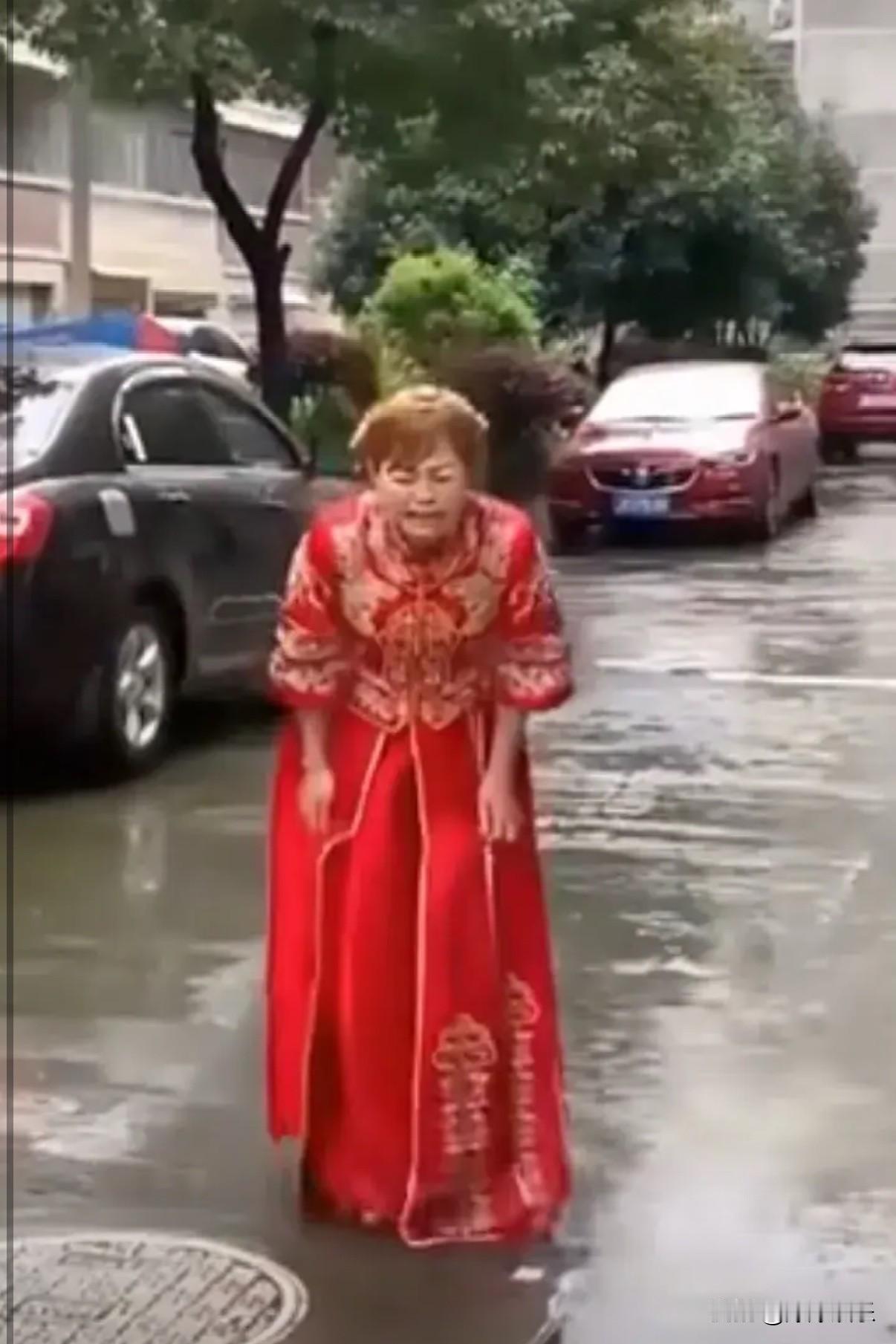 婚礼当天，新娘父母因不满彩礼，执意不让女儿出嫁。新娘满心委屈，冒着大雨偷偷哭着跑