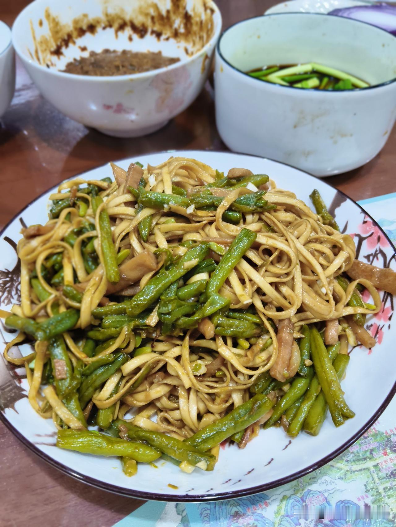 她出门第二天晚餐，焖面条。大前天是打卤面，前天是炸酱面，昨天是焖面条。昨天下了