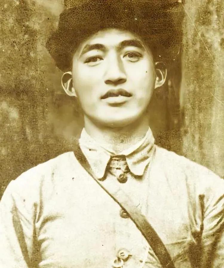 1933年，红25军军长吴焕先率部途经家乡，路上遇到一具女尸，他走近一看，脸色大