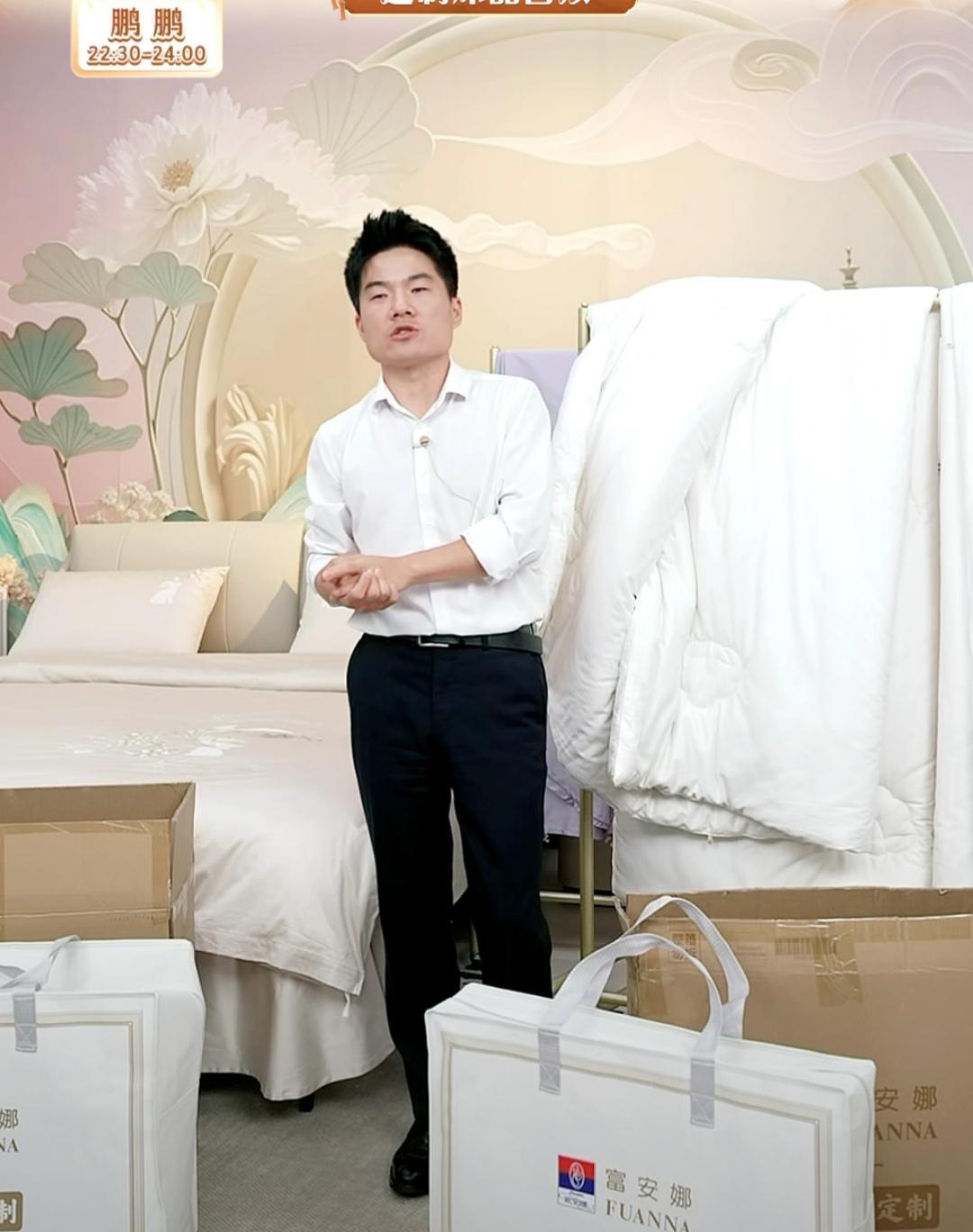 与辉同行已经“两次失算”，董宇辉都有点急了，上次是定制月饼，这次是定制四件套和被