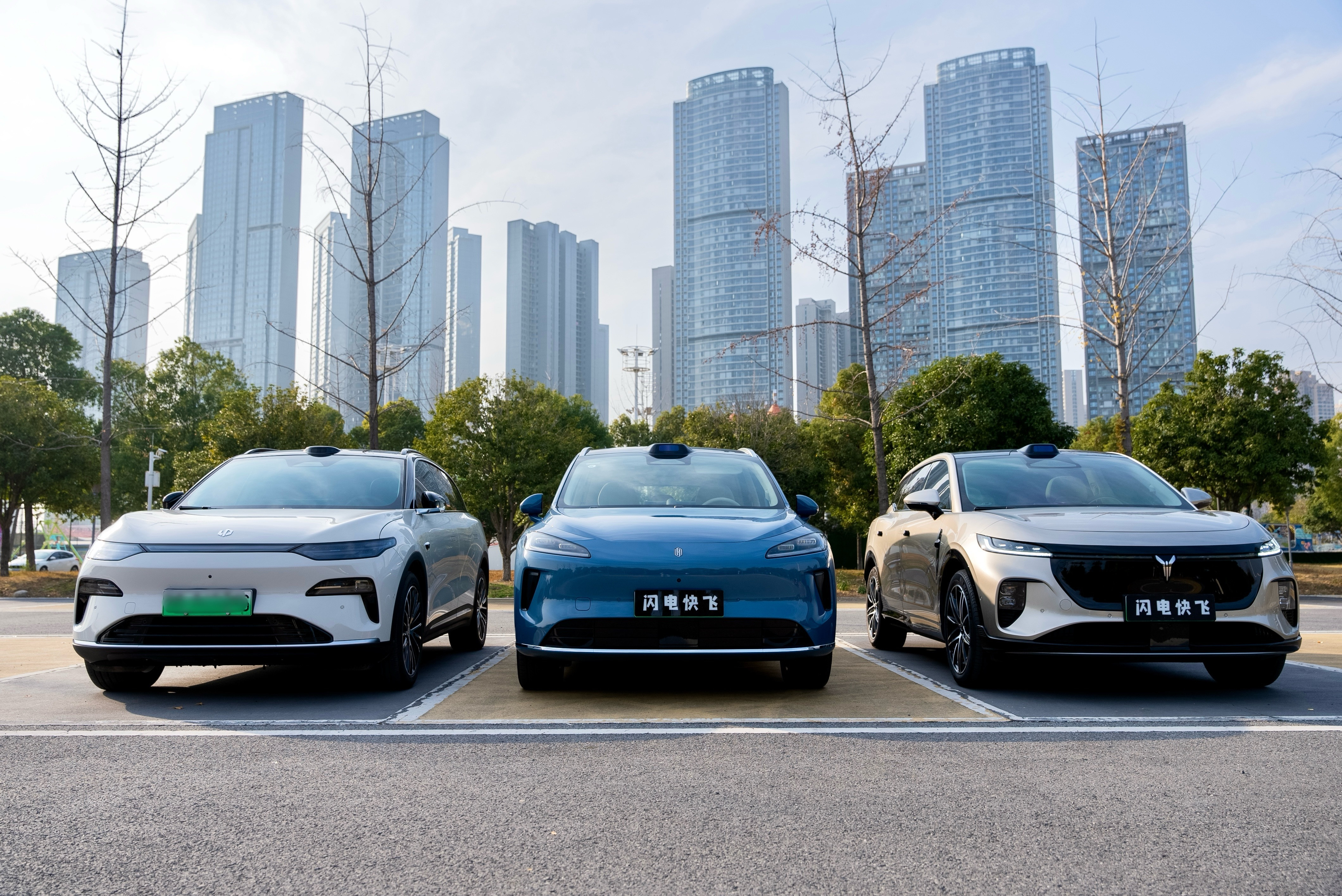 两张图片清晰的展示了透视和焦段的关系长焦的压缩感和广角的张力