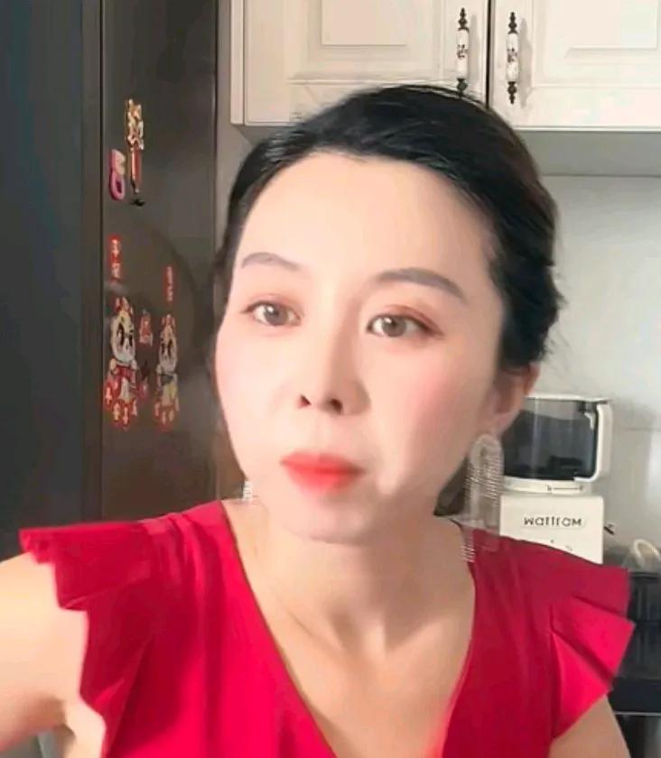 田静今天直播时说，主播的修养是针对人的！我的口才有点上涨，多亏了这几年锻炼！