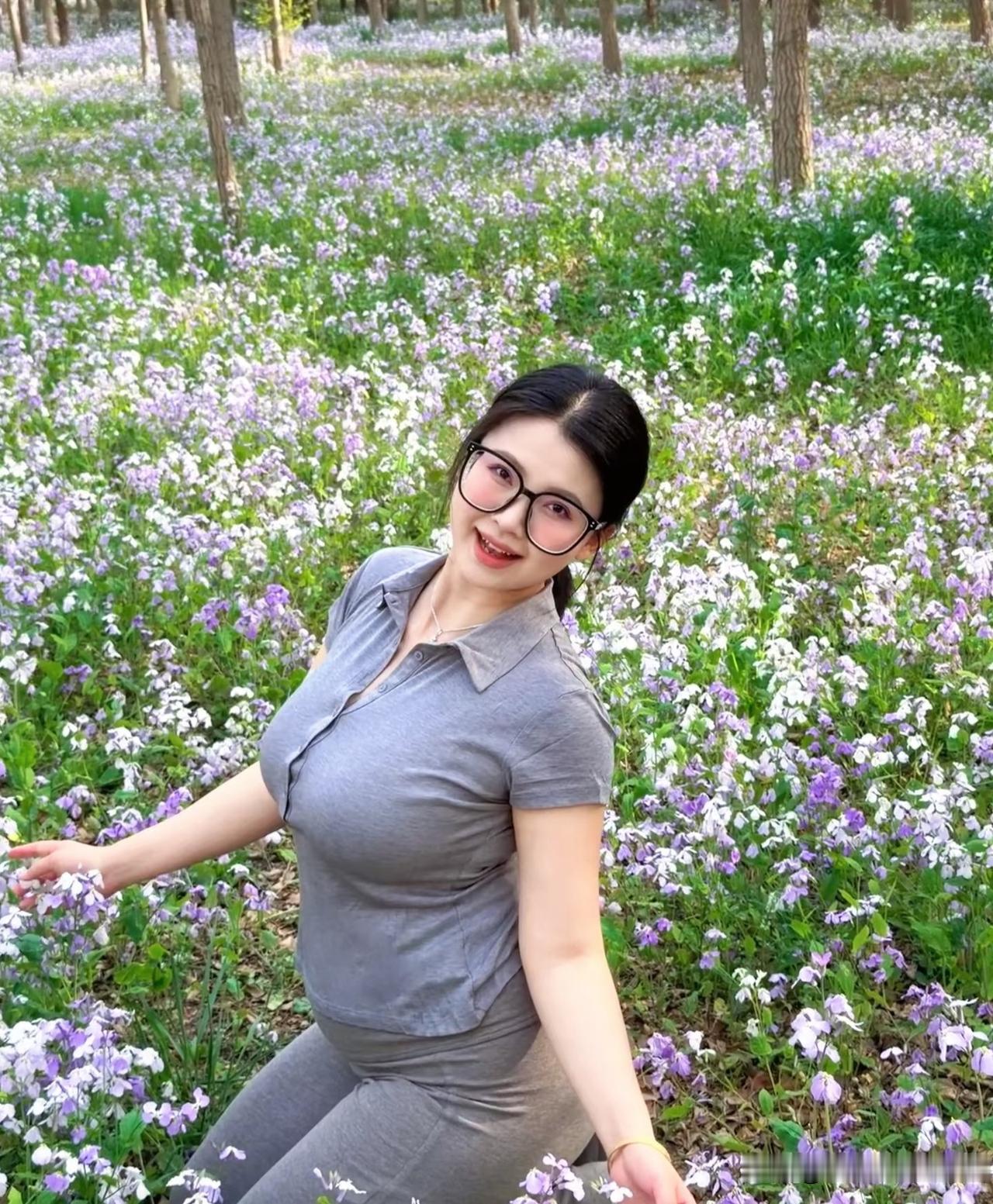 五言·花径芳郊开紫陌，春气满林塘。人在花中坐，风从袖底香。晴光浮笑靥，