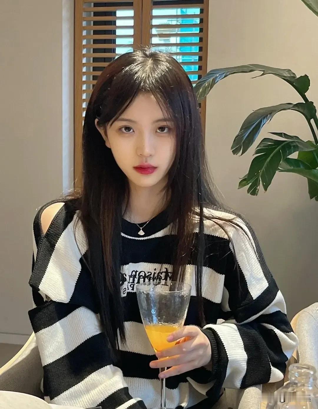 绿蚁新醅酒，红泥小火炉。