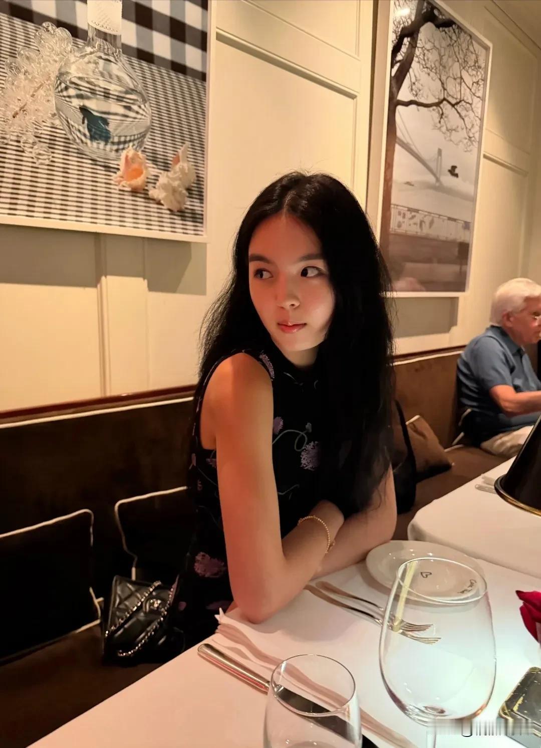 李咏的老婆哈文，晒女儿法图麦在美国生活的近照，眉眼间有爸爸的影子，又有点撞脸瘦身