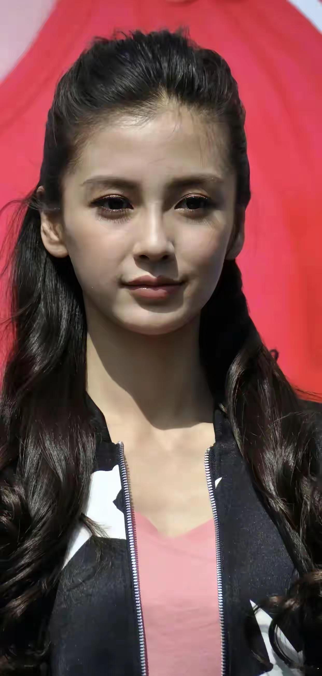 看看杨颖姑娘时候！还是一个单纯的女孩子！甜甜笑太治愈人了！她有混血女孩美丽！那种